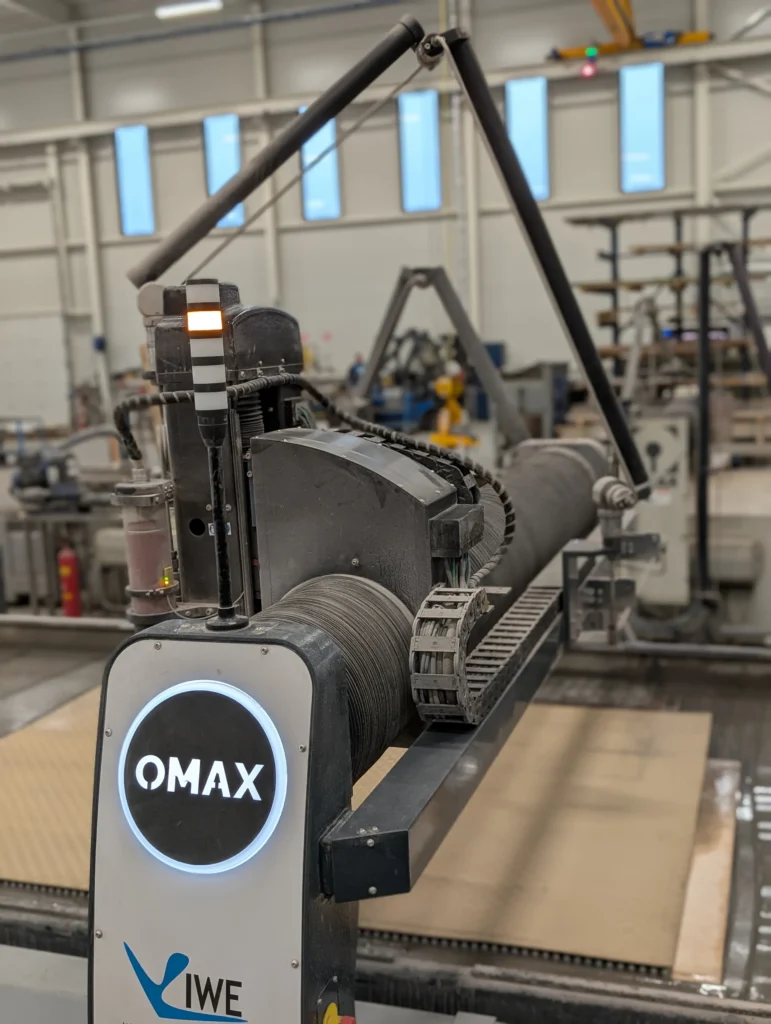 Wasserstrahlschneidemaschine mit OMAX-Technologie